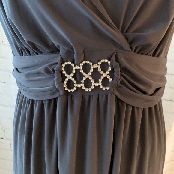 Women’s Long Sleeveless Dress Brooch with Empire Waist - Picture 4 of 7